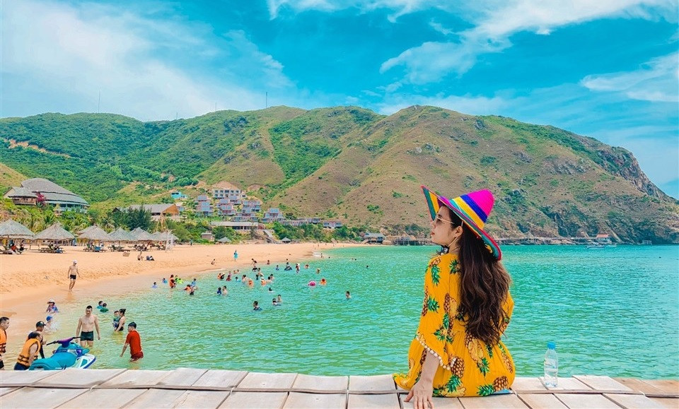 Toàn cảnh Eo Gió nhìn từ trên cao với những vách đá hùng vĩ và đường đi bộ ven biển