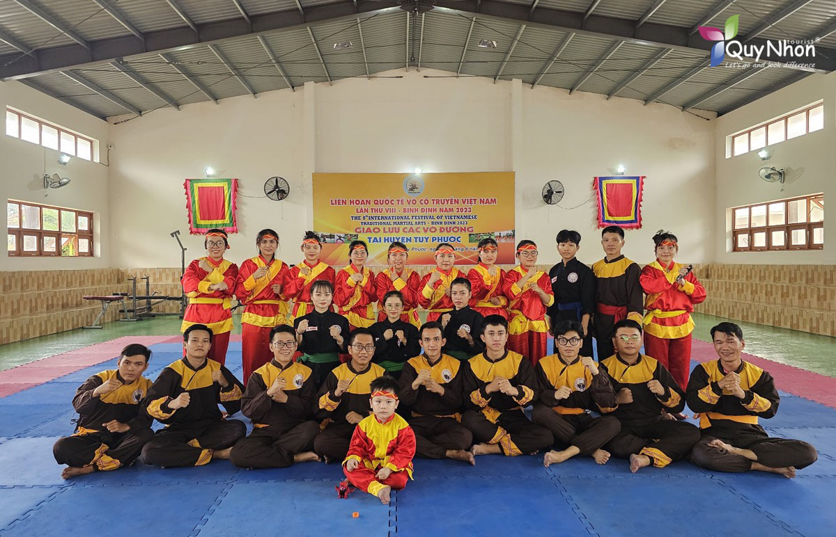 Nghệ nhân biểu diễn võ cổ truyền Bình Định trong một tour trải nghiệm văn hóa