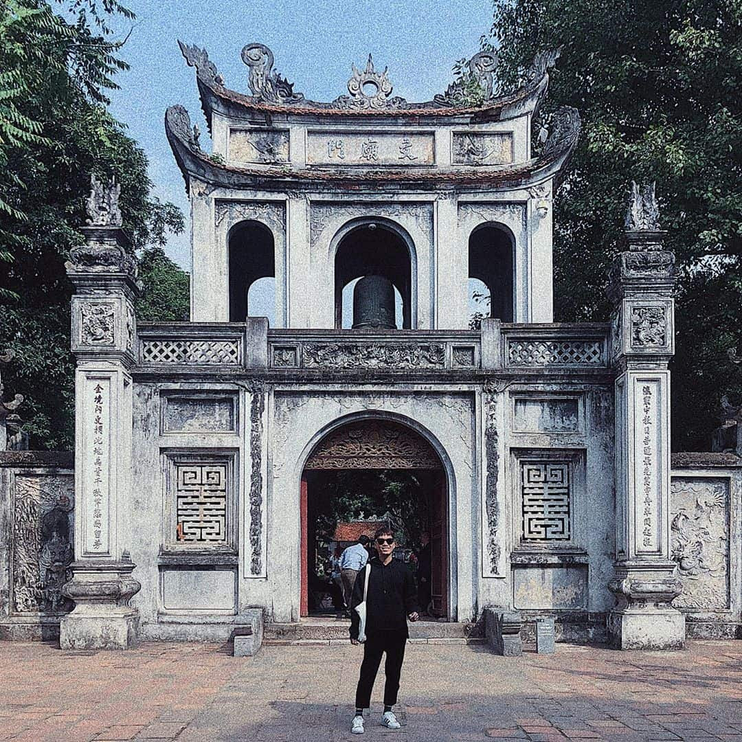 Học sinh, sinh viên ghé thăm Văn Miếu Quốc Tử Giám để cầu may mắn trong học tập