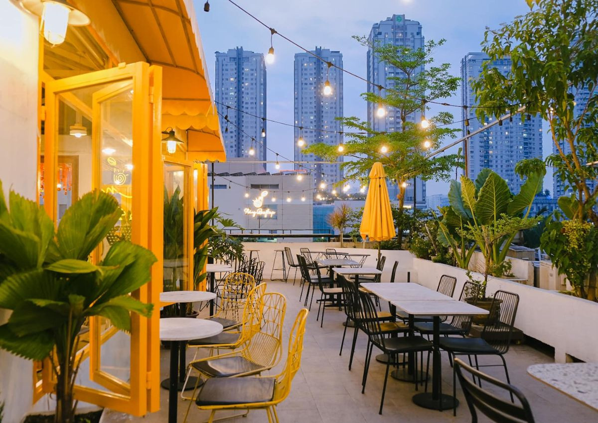 View cực đẹp tại Nắng Rooftop Coffee với không gian trong nhà và ngoài trời