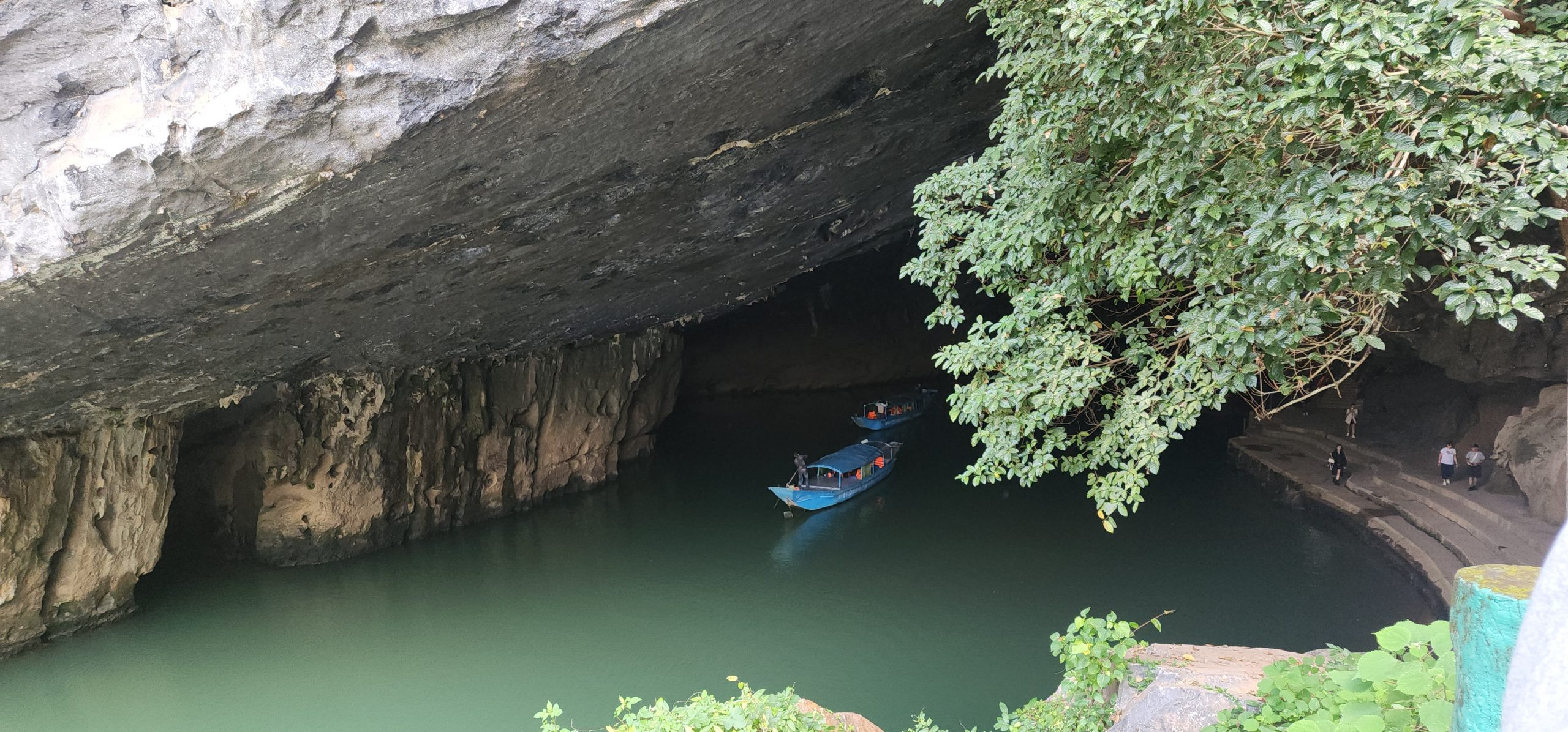 Cửa động Phong Nha với khung cảnh thiên nhiên hùng vĩ