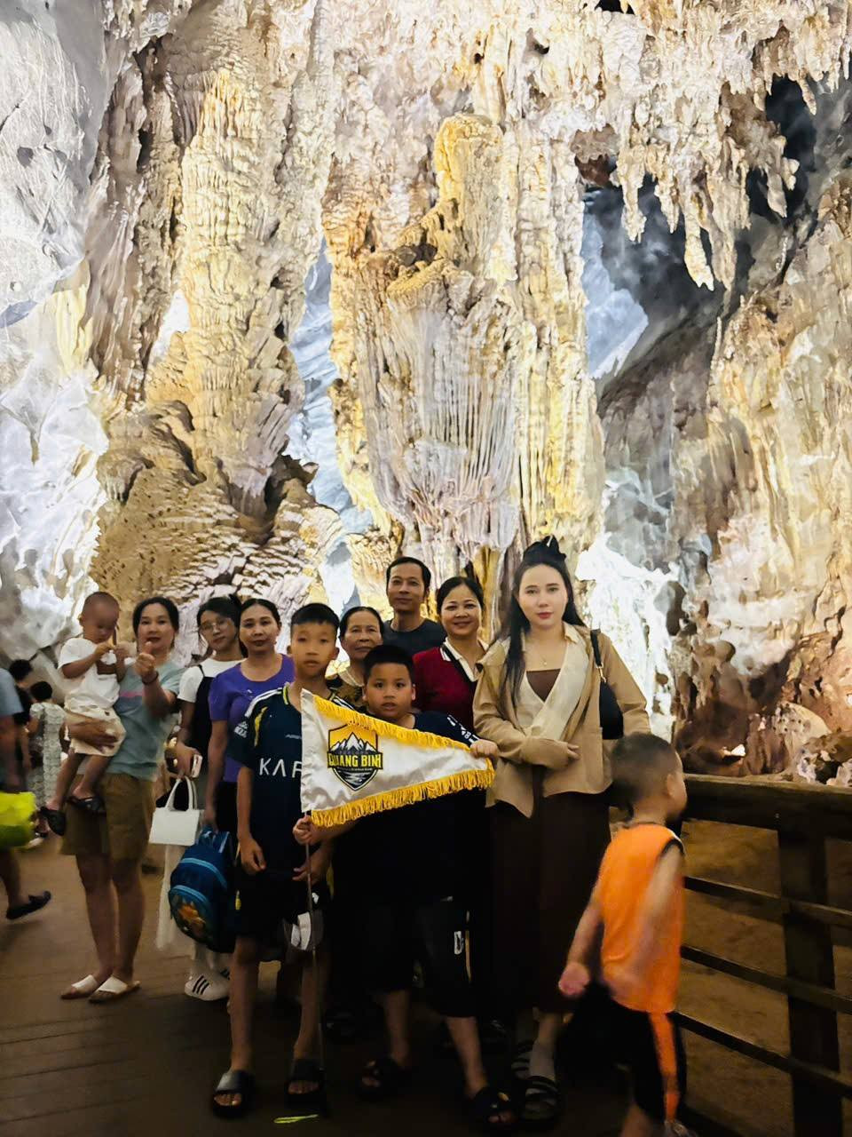 Du khách tham quan và chụp ảnh bên trong Động Phong Nha