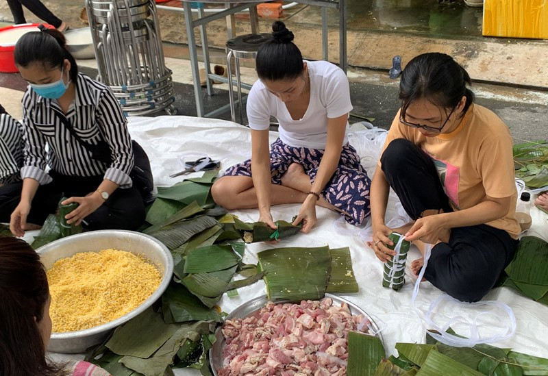 Khám phá Phong Tục Tết Miền Trung: Nét Đẹp Văn Hóa Khó Phai 6 Gói bánh chưng, bánh tét ngày Tết