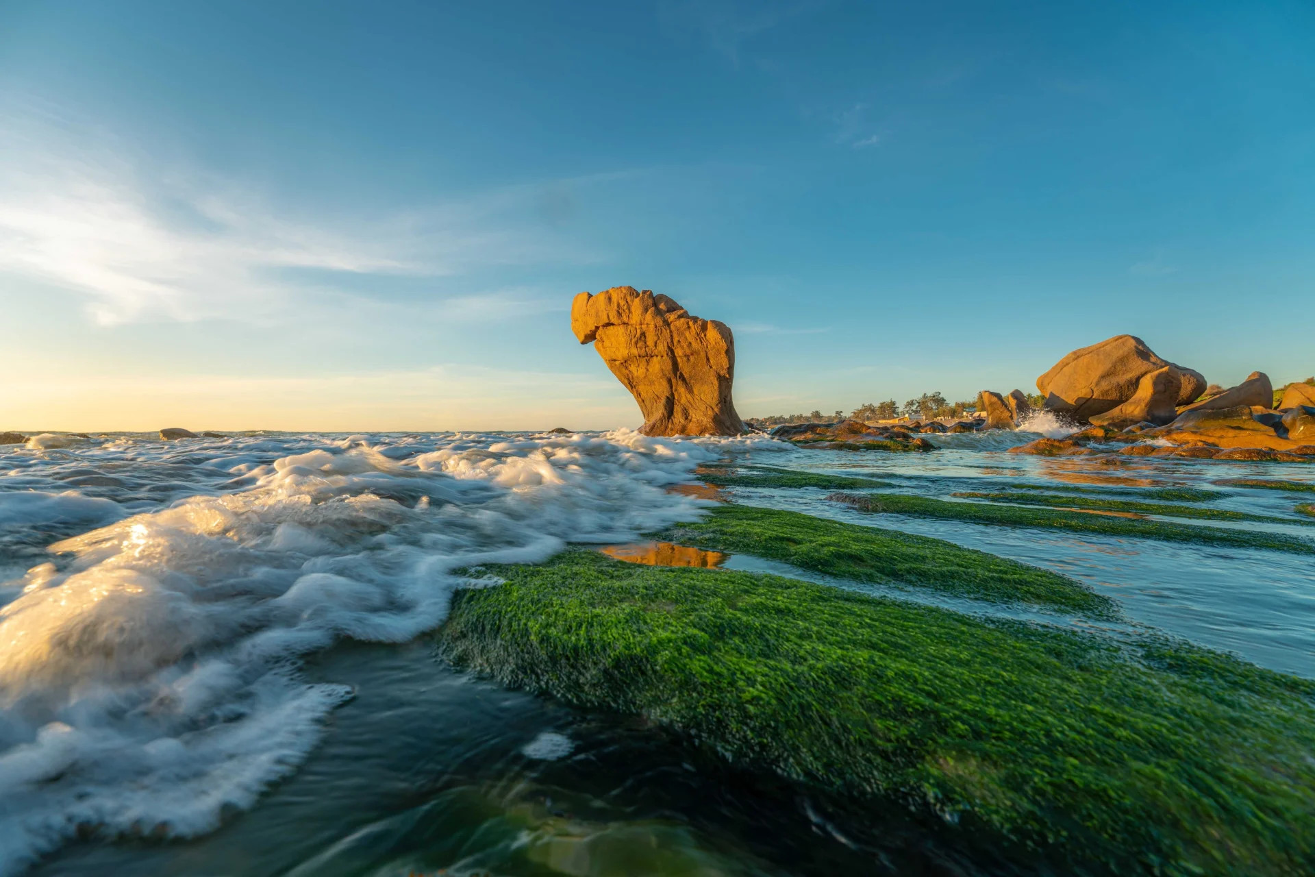 Khám Phá Top 10 Bãi Biển Phan Thiết Đẹp Mê Hồn Cho Chuyến Du Lịch Hè 4 Bãi biển Cổ Thạch độc đáo với những bãi đá đa sắc màu