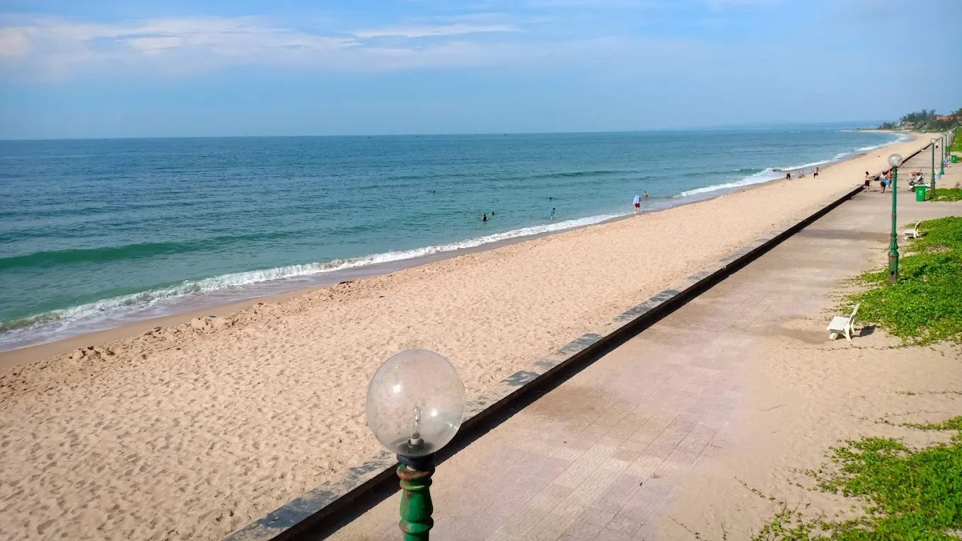 Khám Phá Top 10 Bãi Biển Phan Thiết Đẹp Mê Hồn Cho Chuyến Du Lịch Hè 1 Khung cảnh yên bình của Bãi biển Đồi Dương tại Phan Thiết
