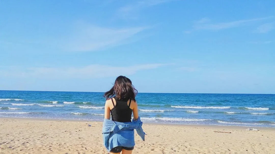 Khám Phá Top 10 Bãi Biển Phan Thiết Đẹp Mê Hồn Cho Chuyến Du Lịch Hè 5 Một góc bãi biển yên bình tại Phan Thiết, thích hợp để tắm biển