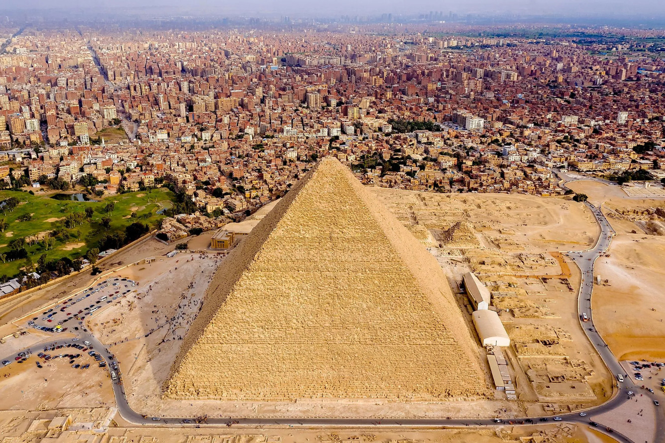 Đỉnh Kim tự tháp Giza vươn cao chạm tới bầu trời xanh, biểu tượng của thần Ra