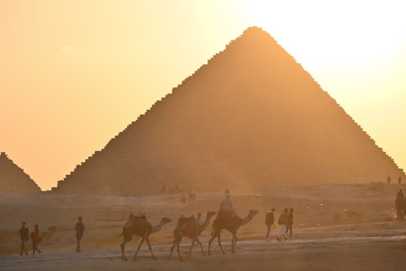 Du khách khám phá khu di tích kim tự tháp Giza, chụp ảnh với kỳ quan cổ đại
