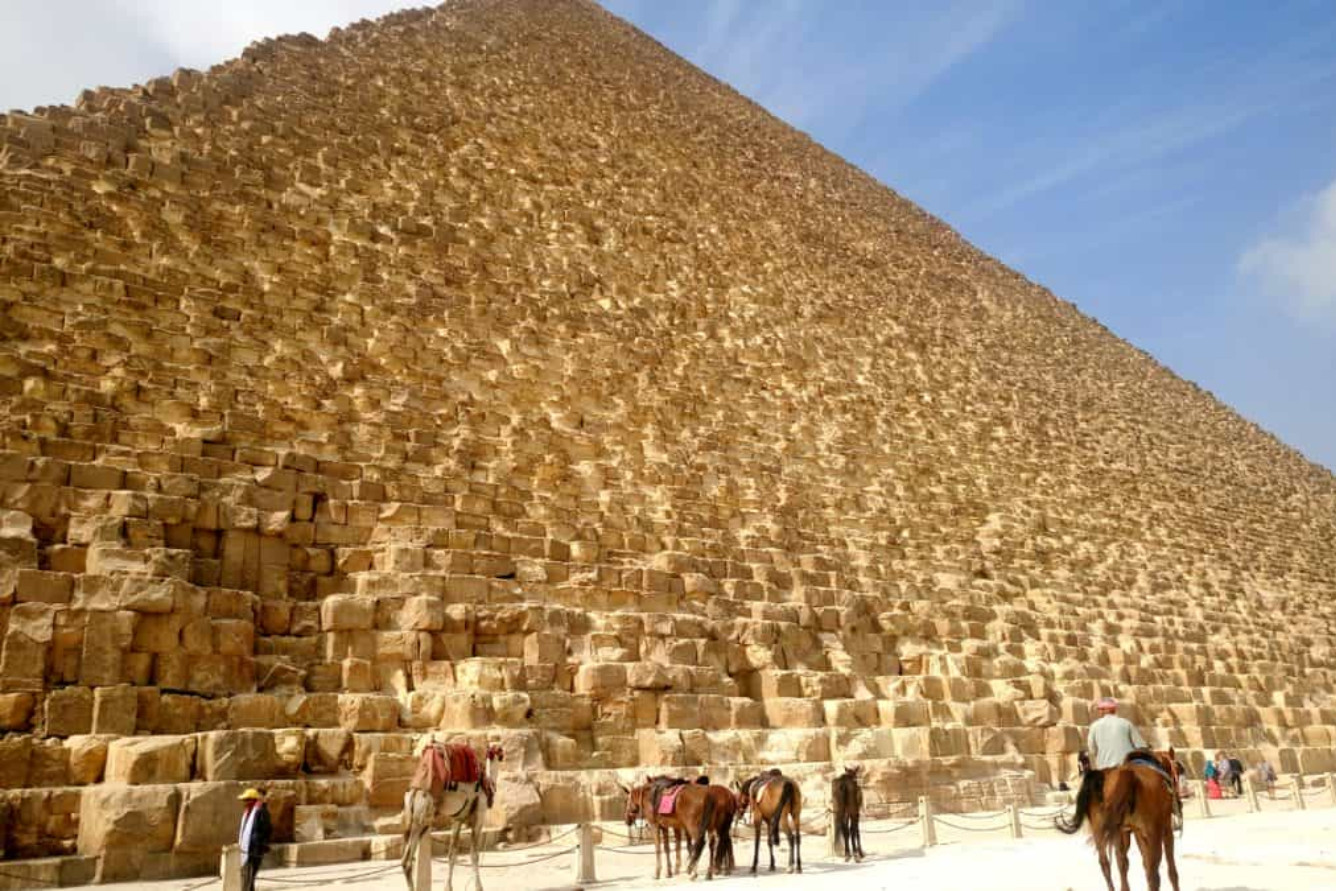 Toàn cảnh khu di tích kim tự tháp Giza với du khách và tượng Nhân sư Sphinx từ xa