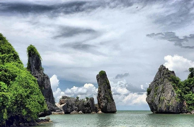 Hòn Phụ Tử với hai khối đá sừng sững giữa biển, biểu tượng của du lịch Hà Tiên