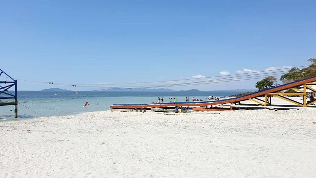 Bãi biển Mũi Nai Hà Tiên với cát trắng mịn, nước biển trong xanh và hàng dừa thơ mộng