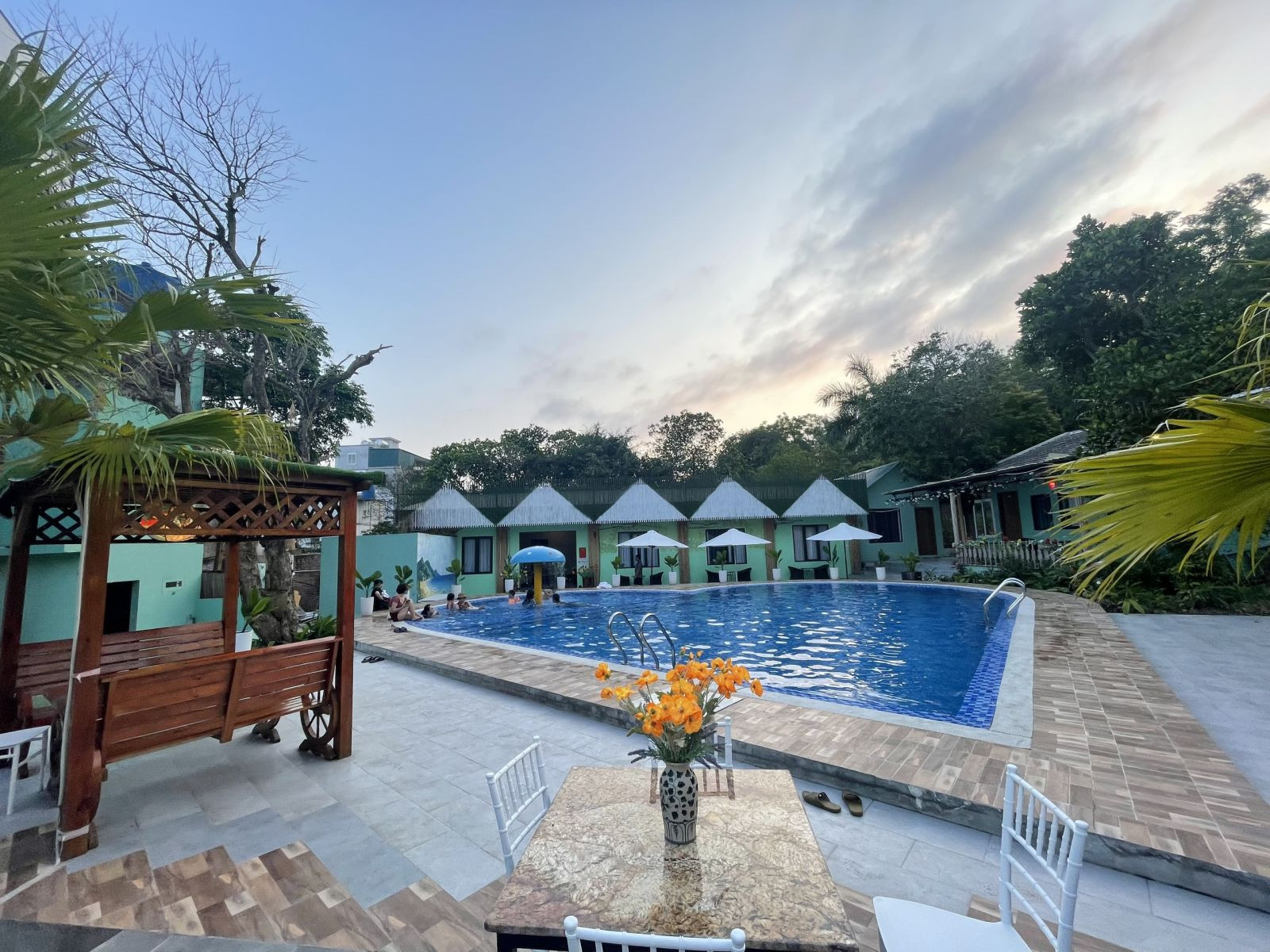 Resort Minh Châu với không gian rộng rãi, bê bơi cục chill