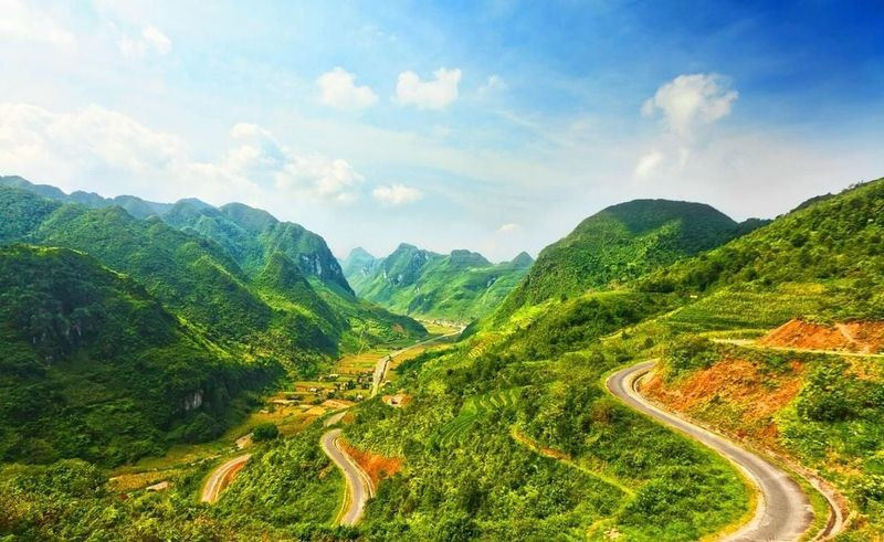 TOP 14 Điểm Đến Tuyệt Đẹp Cho Chuyến Du Lịch Tây Bắc Trọn Vẹn 8 Cung đường đèo Pha Đin uốn lượn giữa núi rừng