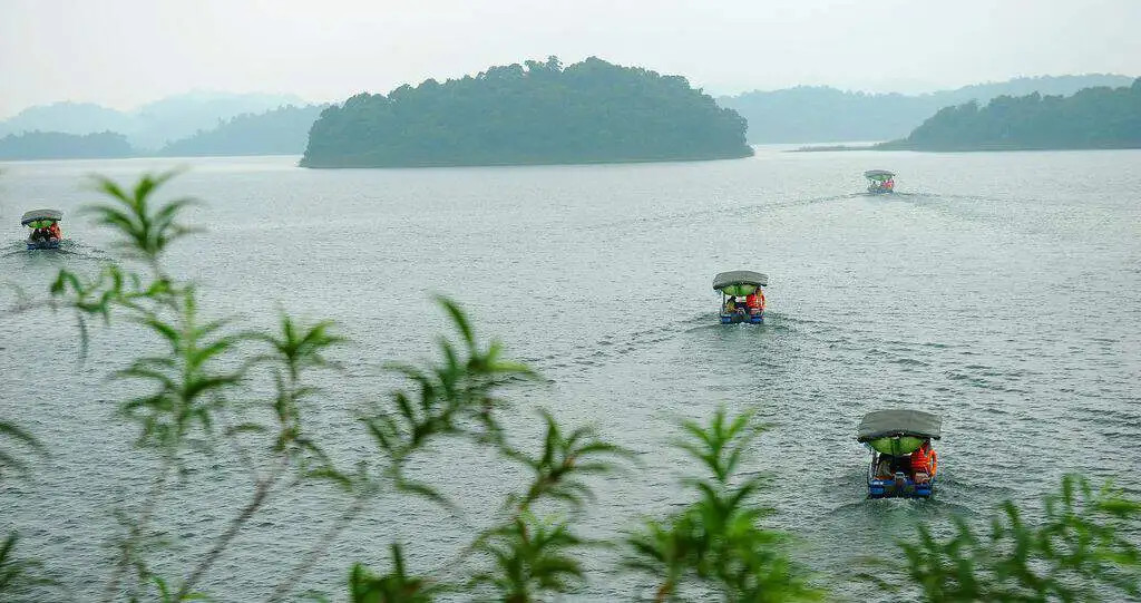 Khám Phá Thanh Hóa: 10 Địa Điểm Du Lịch Hấp Dẫn Không Thể Bỏ Lỡ 7 Du thuyền trên hồ tại Vườn Quốc gia Bến En, được ví như Hạ Long trên cạn