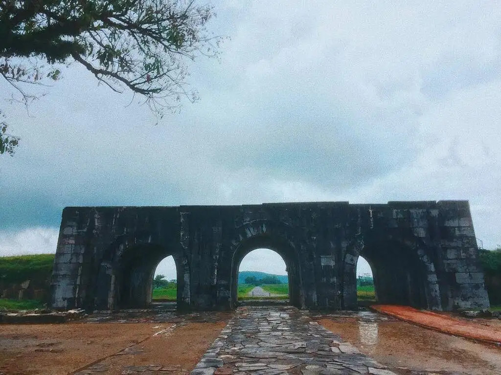 Khám Phá Thanh Hóa: 10 Địa Điểm Du Lịch Hấp Dẫn Không Thể Bỏ Lỡ 2 Toàn cảnh Thành nhà Hồ từ trên cao với kiến trúc đá cổ kính và vững chãi