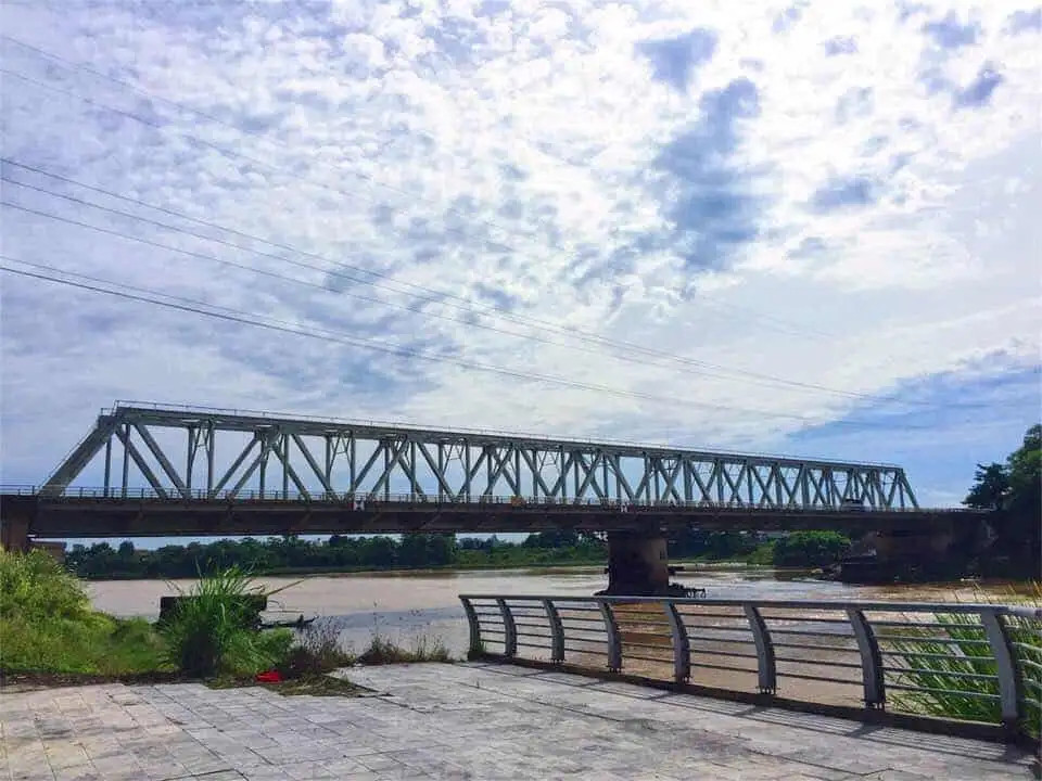 Khám Phá Thanh Hóa: 10 Địa Điểm Du Lịch Hấp Dẫn Không Thể Bỏ Lỡ 3 Cầu Hàm Rồng bắc qua sông Mã dưới chân núi Hàm Rồng xanh biếc