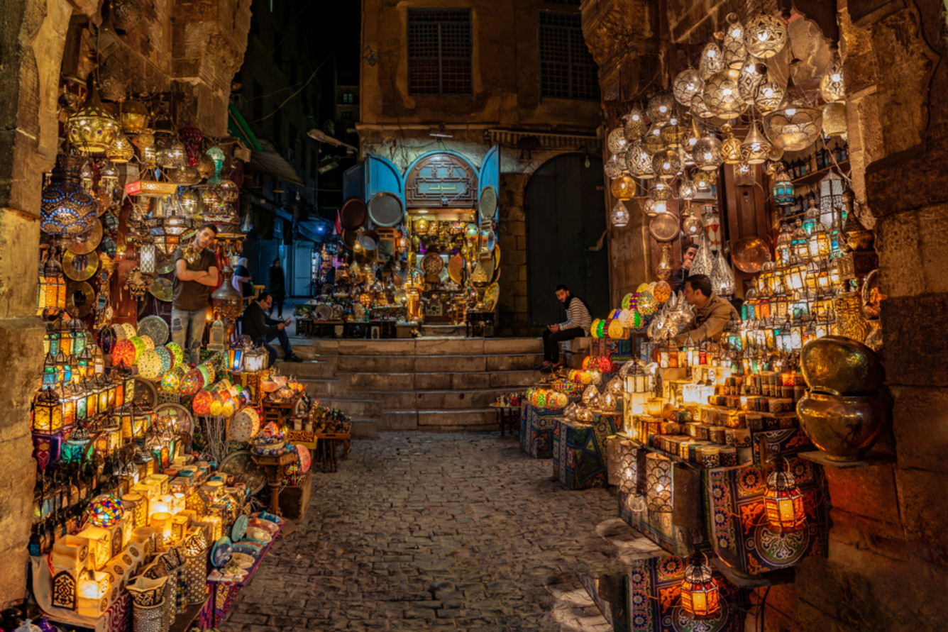 Khám Phá Cairo: 8 Địa Điểm Không Thể Bỏ Lỡ Khi Du Lịch Thủ Đô Ai Cập 3 Chợ Khan El Khalili với kiến trúc và không khí cổ kính