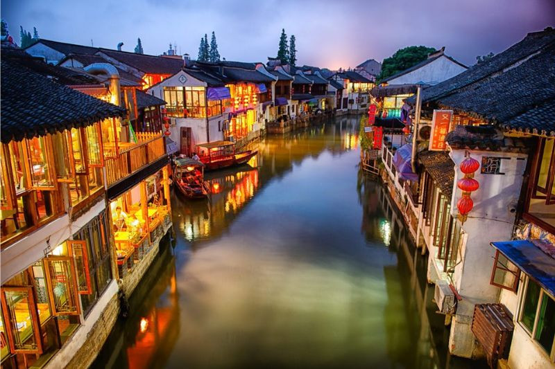 Hình ảnh Châu Trang với những tòa nhà cổ soi mình dưới làn nước trong veo