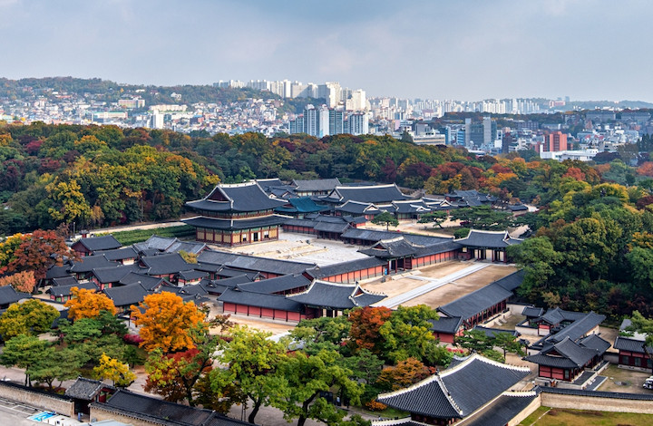 Du lịch Hàn Quốc tháng 11: Cẩm nang trọn bộ khám phá mùa lá phong quyến rũ 2 Cung điện Changdeokgung với cảnh sắc thiên nhiên tuyệt đẹp, thu hút du khách