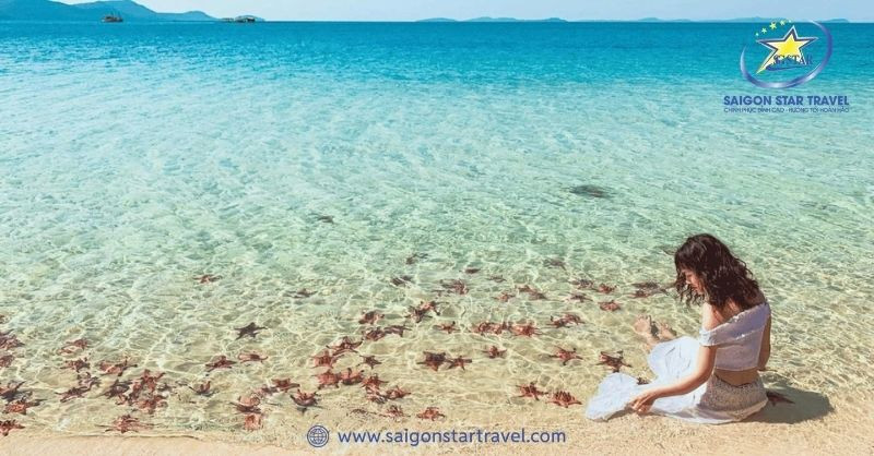 Tour Phú Quốc 4 Ngày 3 Đêm: Cẩm Nang Khám Phá Đảo Ngọc Trọn Vẹn Từ A-Z 4 Bãi Sao Phú Quốc với bờ cát trắng mịn và làn nước trong xanh ngắt, mời gọi du khách đến thư giãn và chụp ảnh
