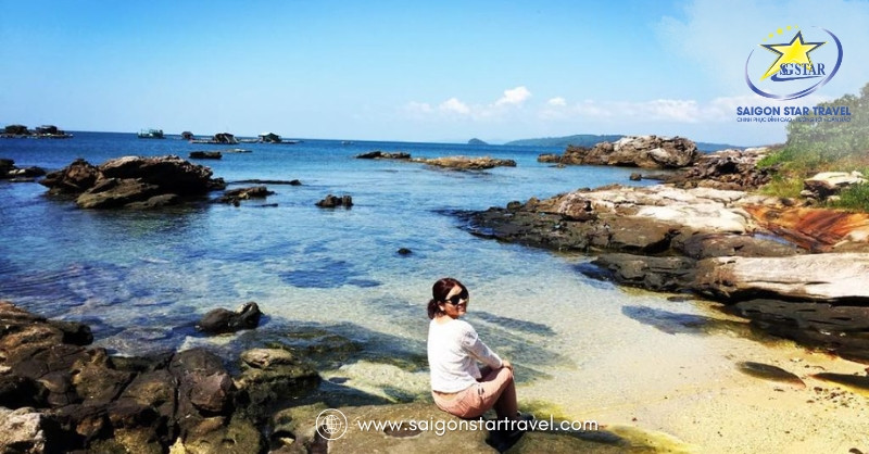 Tour Phú Quốc 4 Ngày 3 Đêm: Cẩm Nang Khám Phá Đảo Ngọc Trọn Vẹn Từ A-Z 6 Toàn cảnh Gành Dầu Phú Quốc với bãi biển hoang sơ và ghềnh đá hùng vĩ, mang đến vẻ đẹp tự nhiên ấn tượng