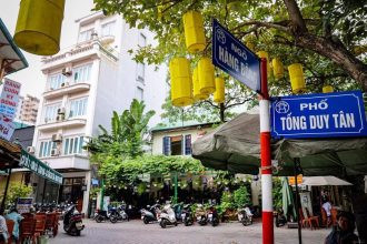 Khám Phá Hà Nội Về Đêm: Từ Nét Cổ Kính Đến Thiên Đường Giải Trí Sôi Động 10 Phố ẩm thực Tống Duy Tân sẽ đưa bạn vào thế giới ngập tràn các món ăn độc đáo của Hà Nội