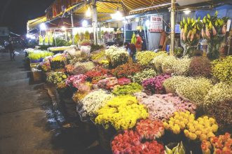 Khám Phá Hà Nội Về Đêm: Từ Nét Cổ Kính Đến Thiên Đường Giải Trí Sôi Động 12 Chợ hoa Quảng Bá với rất nhiều loài hoa đủ màu sắc