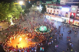Khám Phá Hà Nội Về Đêm: Từ Nét Cổ Kính Đến Thiên Đường Giải Trí Sôi Động 14 Phố đi bộ nhộn nhịp với rất nhiều hoạt động thú vị