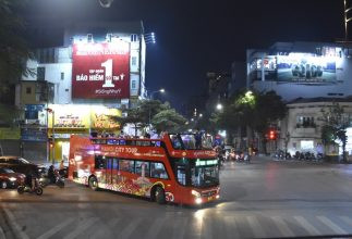 Khám Phá Hà Nội Về Đêm: Từ Nét Cổ Kính Đến Thiên Đường Giải Trí Sôi Động 15 Ngồi xe buýt 2 tầng ngắm Hà Nội về đêm đẹp lạ lùng