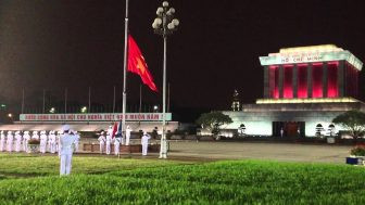 Khám Phá Hà Nội Về Đêm: Từ Nét Cổ Kính Đến Thiên Đường Giải Trí Sôi Động 16 Lễ thượng cờ ở quảng trường Ba Đình