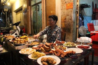Khám Phá Hà Nội Về Đêm: Từ Nét Cổ Kính Đến Thiên Đường Giải Trí Sôi Động 4 Ăn đêm Hà Nội là trải nghiệm du khách không nên bỏ qua
