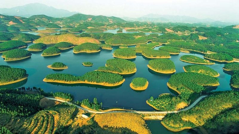 TOP 14 Điểm Đến Tuyệt Đẹp Cho Chuyến Du Lịch Tây Bắc Trọn Vẹn 9 Hồ Thác Bà với những hòn đảo nhỏ và núi đá vôi