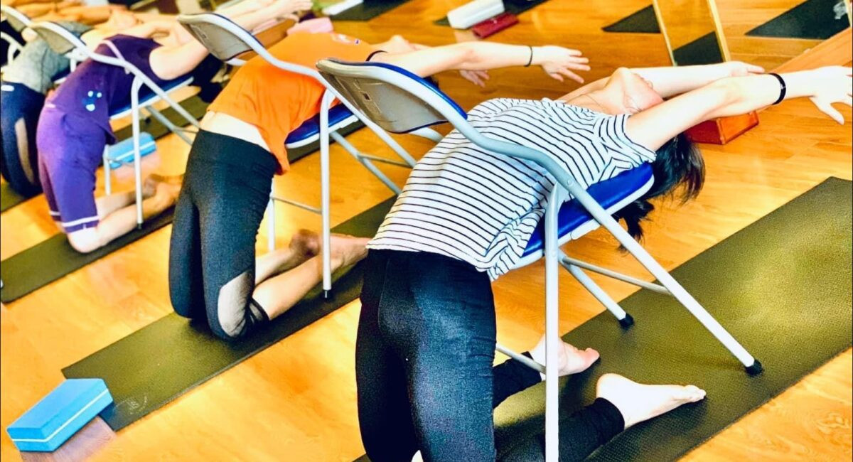 California Fitness & Yoga Đà Nẵng: Nâng Tầm Trải Nghiệm Yoga Đẳng Cấp 5 Sao 2 Học viên thực hành tư thế Yoga Ghế trong không gian phòng tập