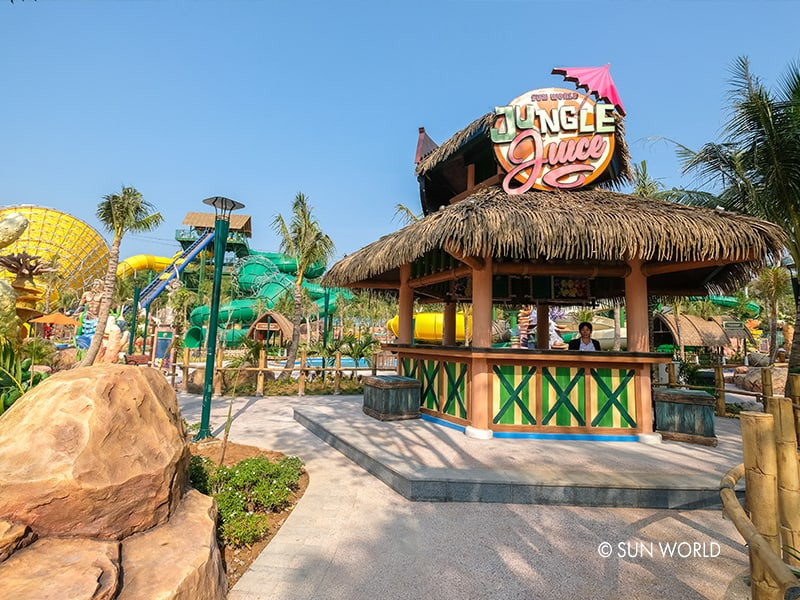 Quầy Jungle Juices với các loại nước ép trái cây tươi mát