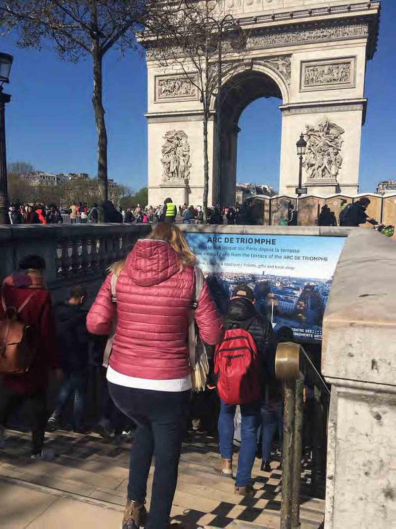 Khám phá Khải Hoàn Môn Paris: Biểu tượng vĩ đại của lịch sử và kiến trúc Pháp 2 Lối đi ngầm dẫn du khách đến chân Khải Hoàn Môn