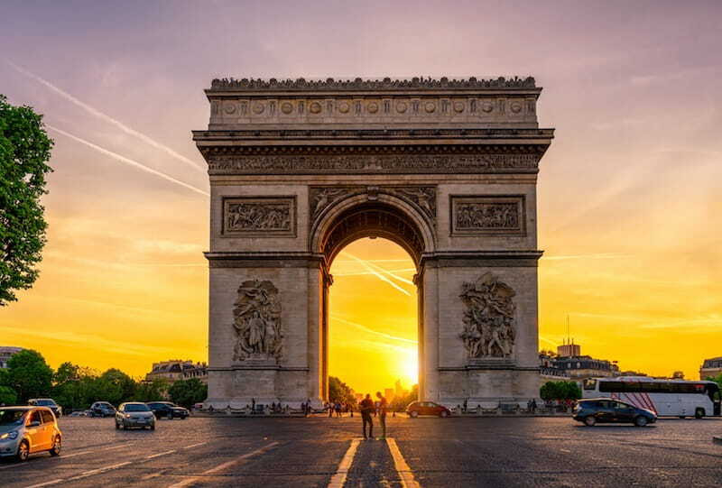 Khám phá Khải Hoàn Môn Paris: Biểu tượng vĩ đại của lịch sử và kiến trúc Pháp 3 Hoàng hôn buông xuống nhuộm vàng Khải Hoàn Môn và bầu trời Paris