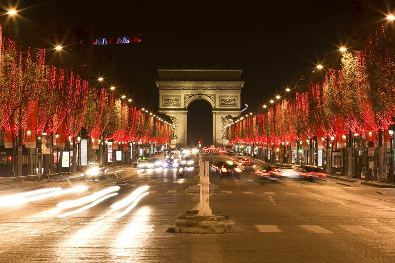 Khám phá Khải Hoàn Môn Paris: Biểu tượng vĩ đại của lịch sử và kiến trúc Pháp 4 Ánh đèn lung linh bao phủ khu vực cổng vòm