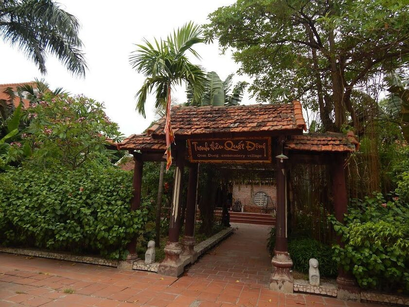 Khám phá 12 Làng nghề Hà Nội Nổi Tiếng: Nét Đẹp Văn Hóa Xưa Giữa Lòng Thủ Đô 6 Khung cảnh bên ngoài làng tranh thêu Quất Động