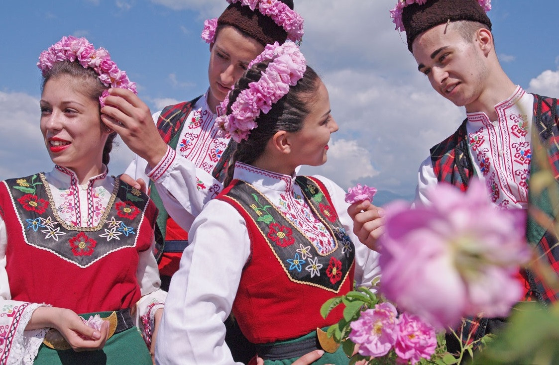 Lễ Hội Hoa Hồng Bulgaria: Khám Phá Nét Đẹp Văn Hóa Và "Vàng Lỏng" Xứ Sở Hoa Hồng 10 le hoi hoa hong bulgaria 2 1