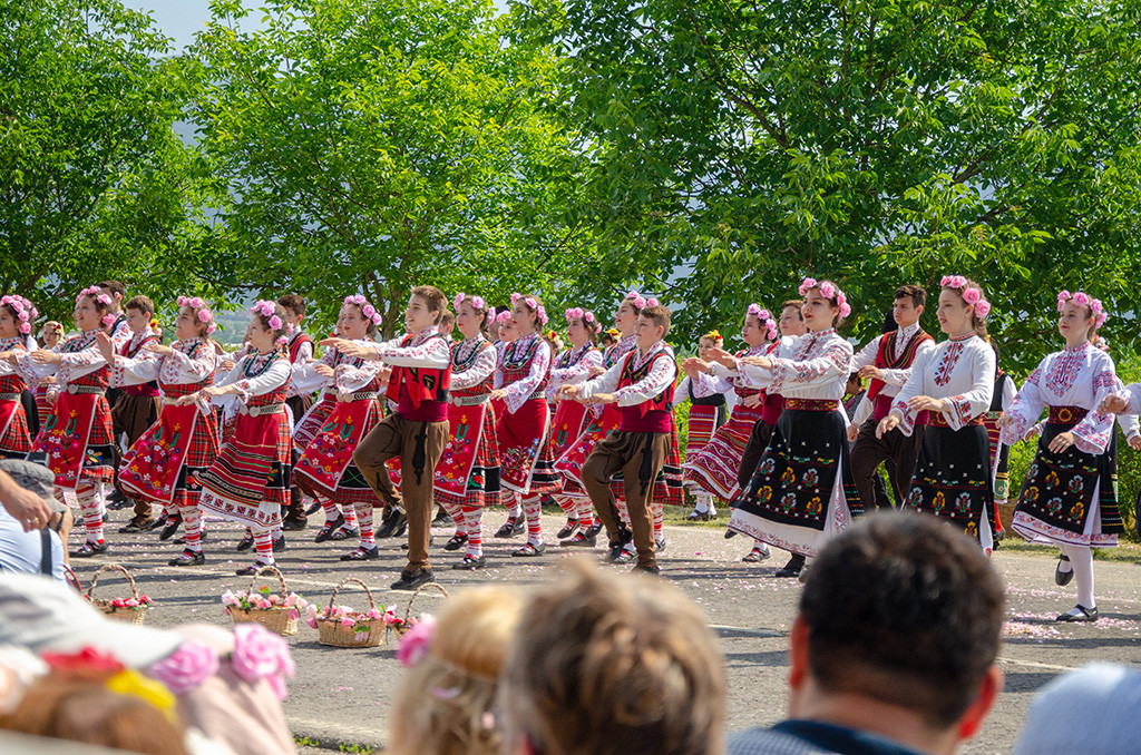 Lễ Hội Hoa Hồng Bulgaria: Khám Phá Nét Đẹp Văn Hóa Và "Vàng Lỏng" Xứ Sở Hoa Hồng 3 Lễ diễu hành hoa hồng với các cô gái trong trang phục dân tộc truyền thống