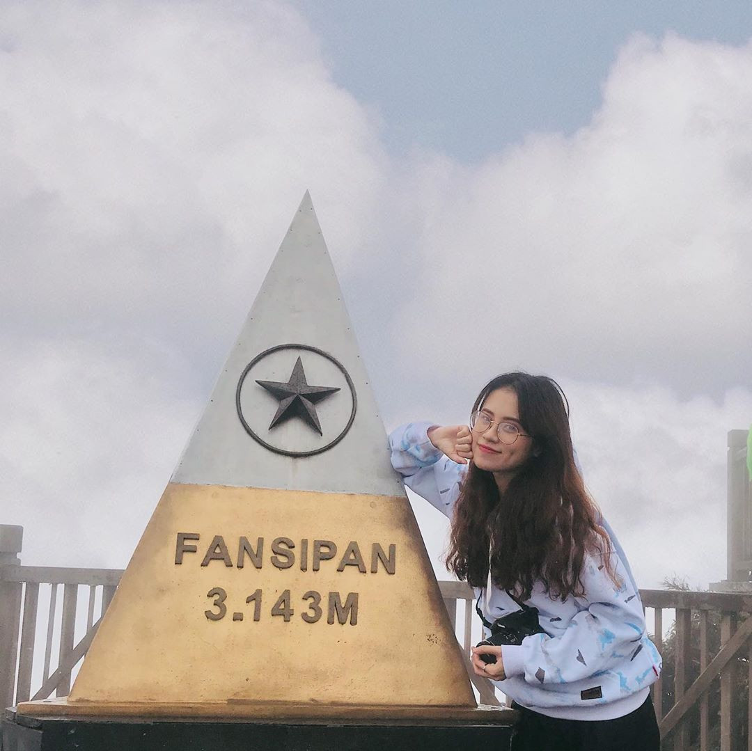 Toàn cảnh đỉnh Fansipan với tượng Phật và mây trời bao phủ
