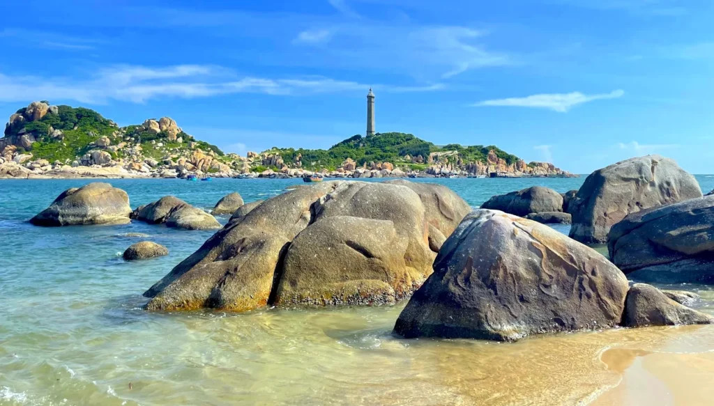 Khám Phá Top 10 Bãi Biển Phan Thiết Đẹp Mê Hồn Cho Chuyến Du Lịch Hè 3 Ngọn hải đăng Kê Gà cổ kính soi mình trên bãi biển hoang sơ