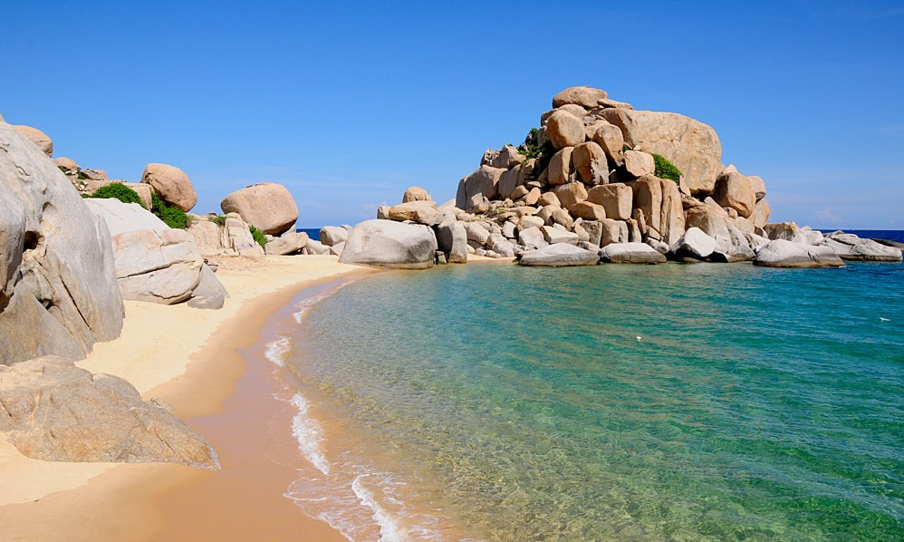 Khám phá Ninh Thuận ở đâu: Vị trí, cách di chuyển và điểm đến hấp dẫn 3 Bãi biển Ninh Thuận với cát trắng và nước trong xanh