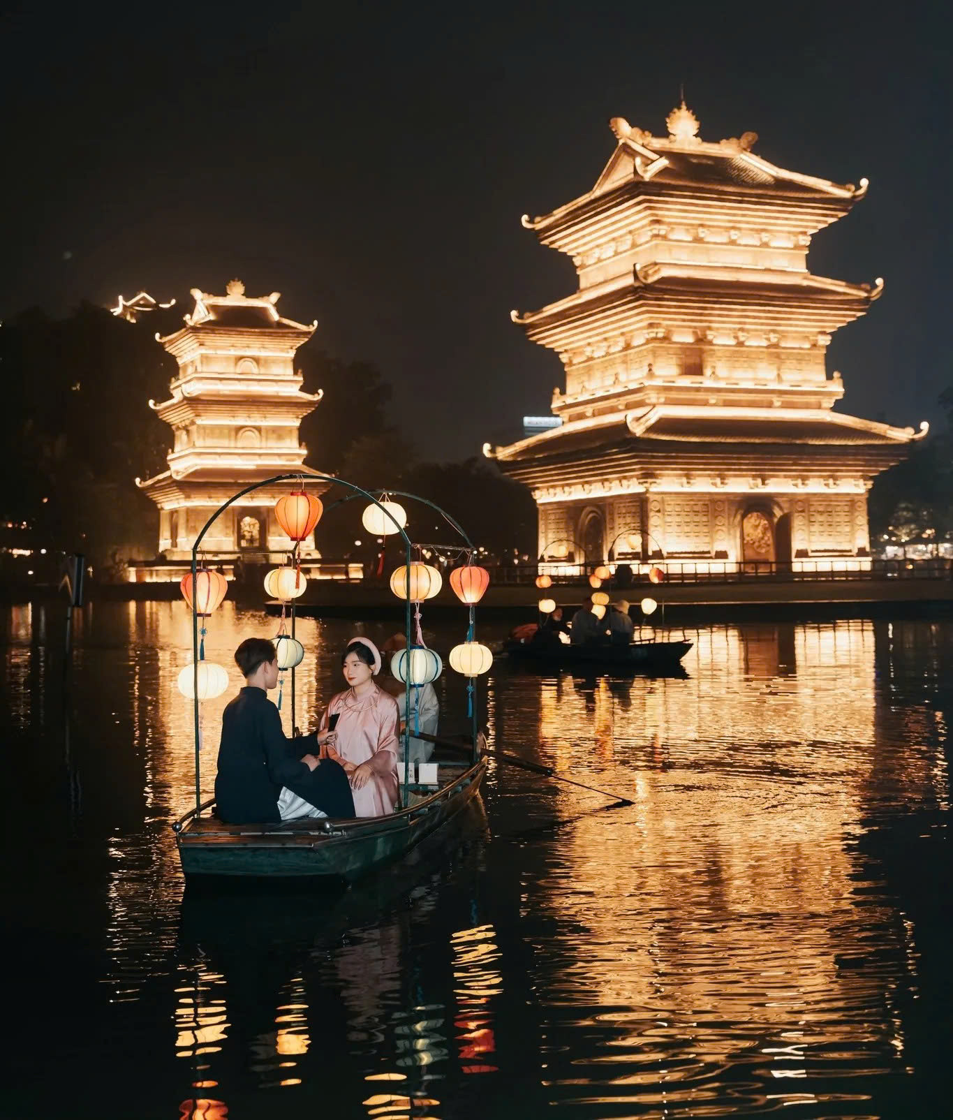 Phố Cổ Hoa Lư: Khám Phá Kinh Đô Xưa và Nét Đẹp Văn Hóa Ninh Bình 3 Du khách trải nghiệm chèo thuyền, thả hoa đăng trên Hồ Kỳ Lân trong cổ phục