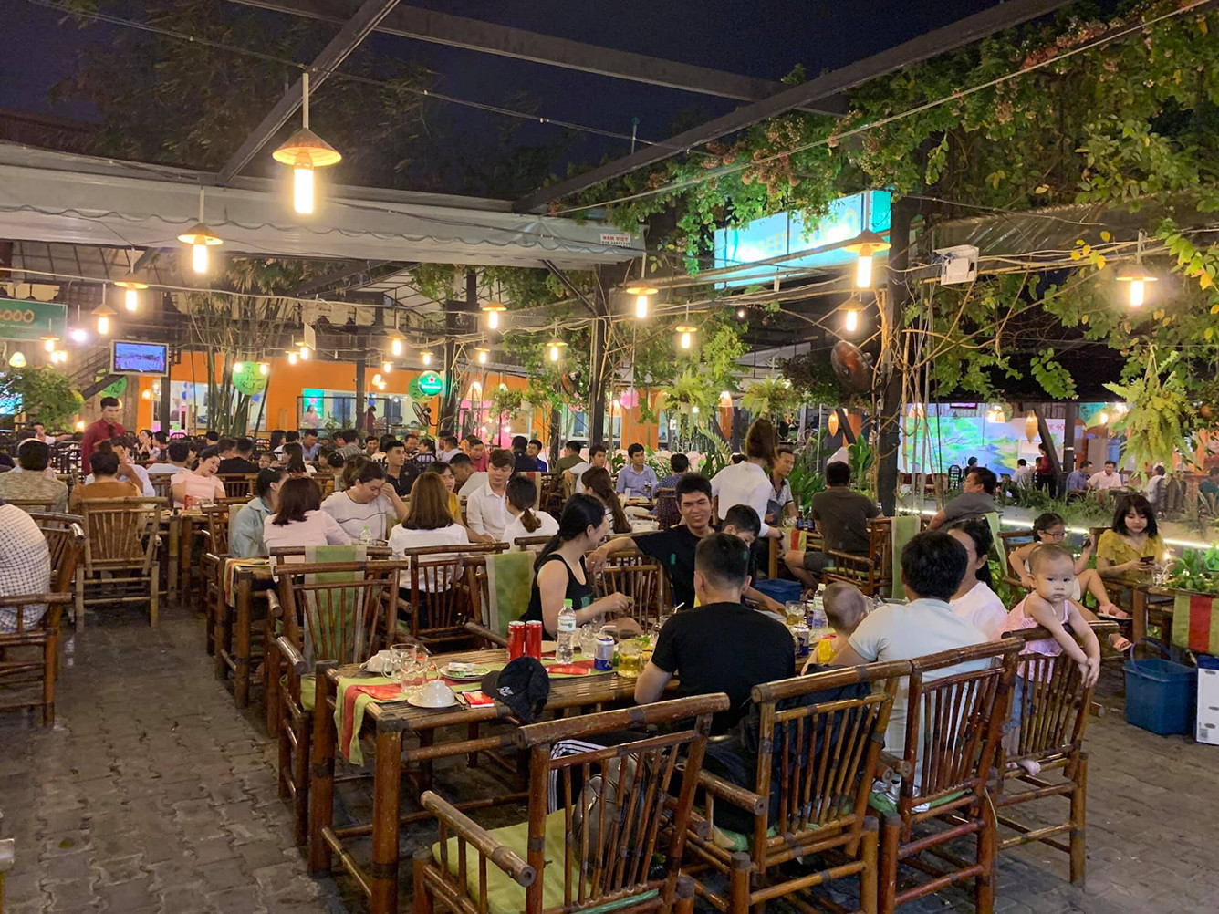 Top 12 Quán Ăn Ngon Ở Tây Ninh Đừng Bỏ Lỡ Cho Mọi Thực Khách 4 Không gian quán ăn rộng rãi, phù hợp cho các buổi họp mặt gia đình tại Tây Ninh