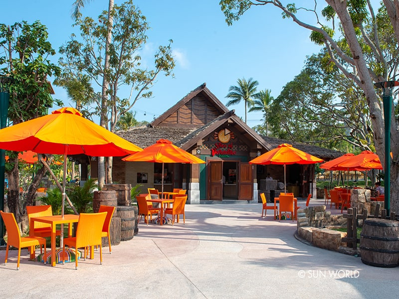 Không gian nhà hàng Slice of Paradise với các món pizza