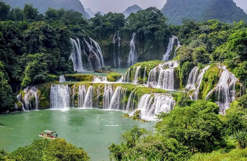 TOP 14 Điểm Đến Tuyệt Đẹp Cho Chuyến Du Lịch Tây Bắc Trọn Vẹn 10 Thác Bản Giốc hùng vĩ giữa biên giới Việt - Trung
