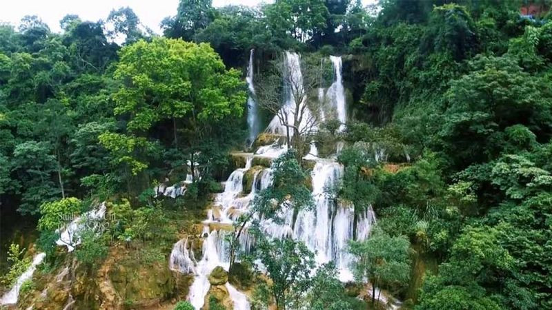 TOP 14 Điểm Đến Tuyệt Đẹp Cho Chuyến Du Lịch Tây Bắc Trọn Vẹn 5 Dòng thác Dải Yếm trắng xóa giữa rừng cây xanh