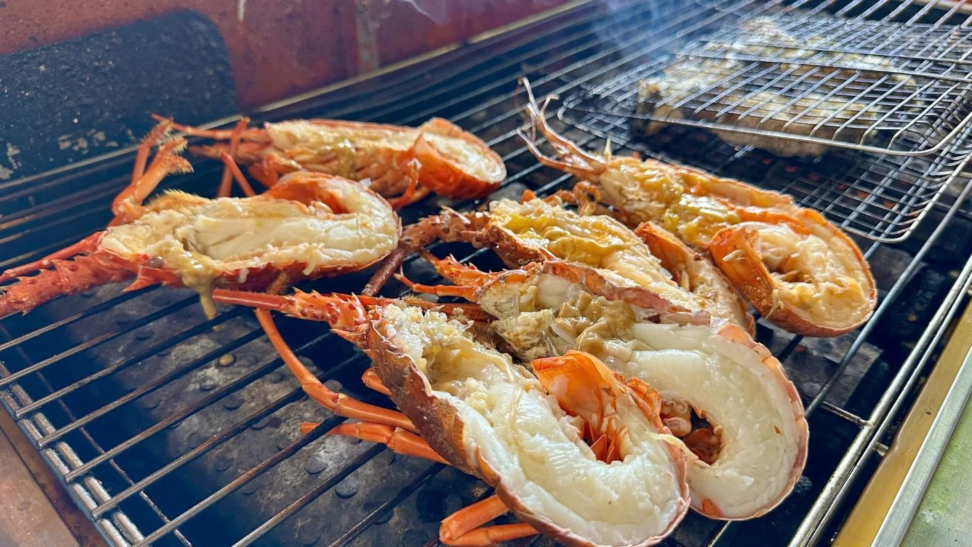 Kinh nghiệm du lịch Vĩnh Hy: Cẩm nang khám phá viên ngọc hoang sơ của Ninh Thuận 7 Món tôm hùm nướng thơm lừng, đặc sản nổi tiếng của Vịnh Vĩnh Hy
