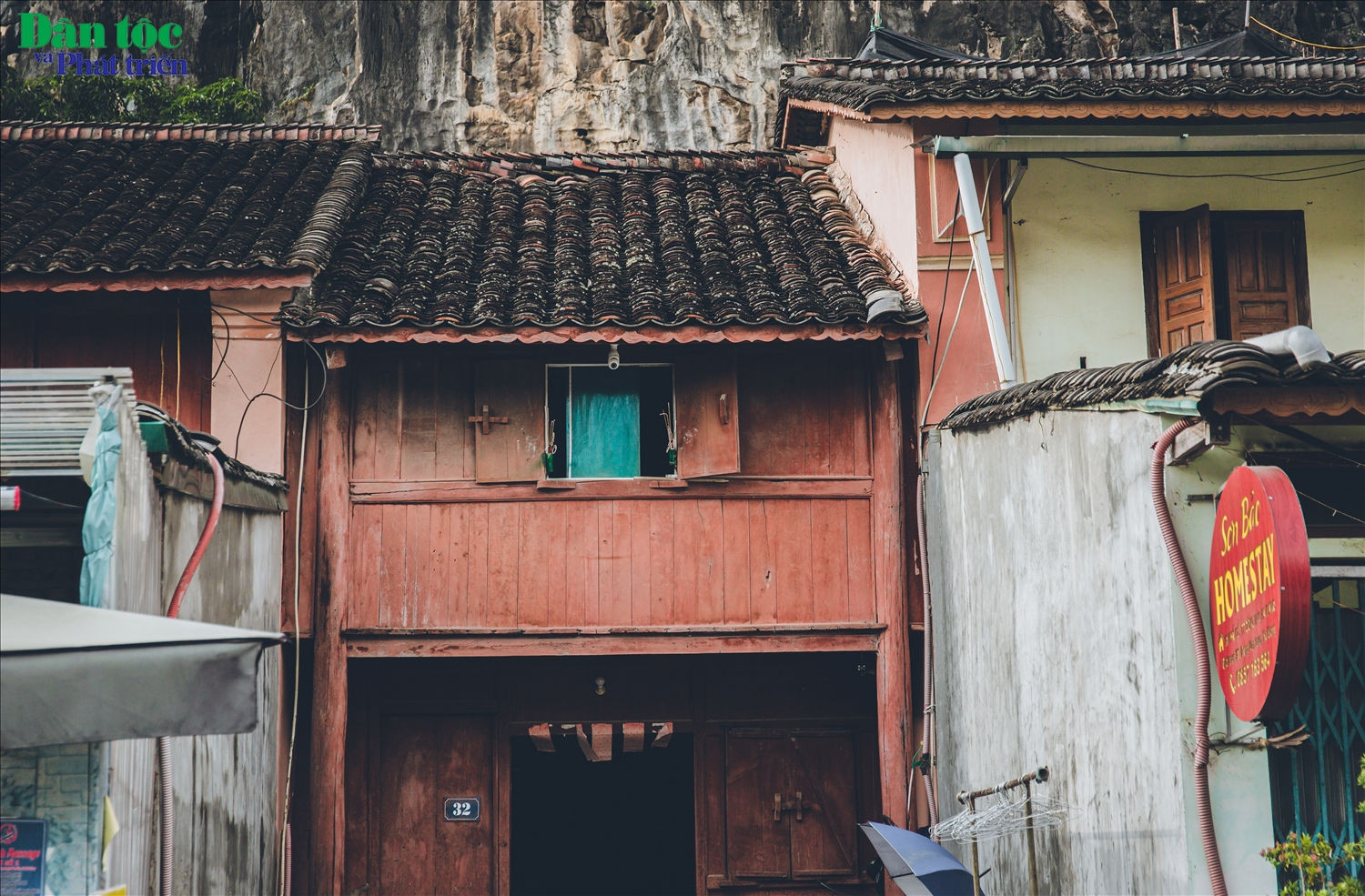 Phố Cổ Đồng Văn: Viên Ngọc Lịch Sử Giữa Cao Nguyên Đá Hà Giang 2 Những ngôi nhà cổ mang đậm dấu ấn thời gian với màu sắc trầm mặc